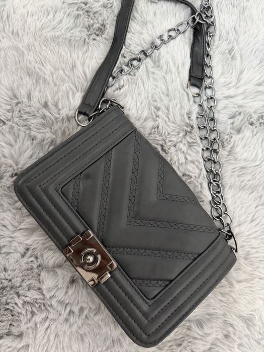 Черна чанта носена веднъж