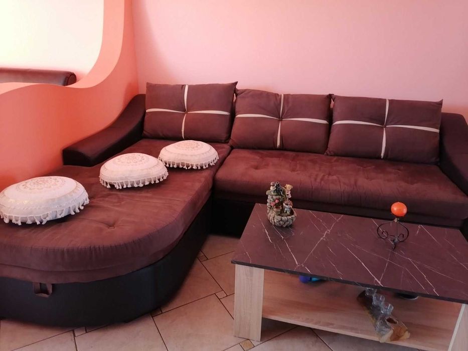 Кафяв разтегателен диван