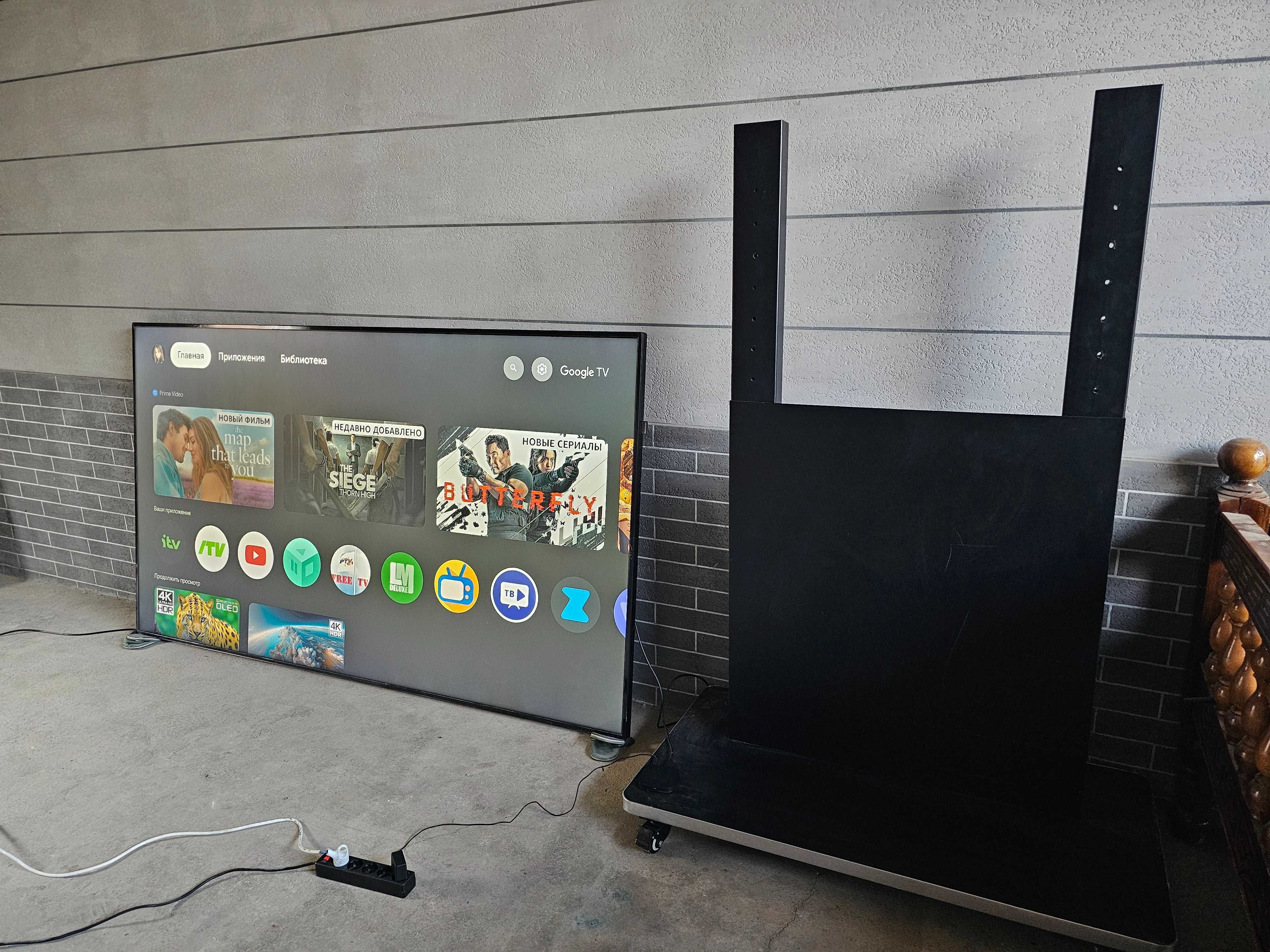 Samsung QM 98f Katta Manitor Tv qilip ishlatsa boʻladi Srochno sotilad