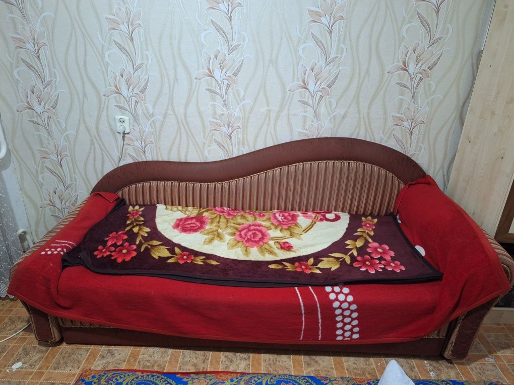 Диван в не плохом состоянии.