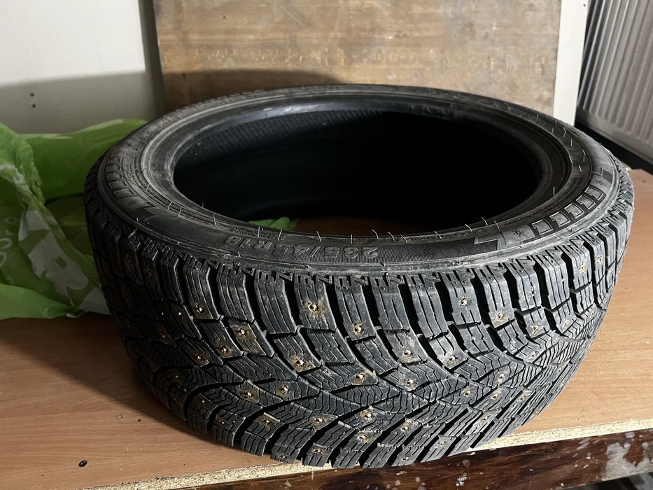 Авто шины 235/45/18 камри 70-75 почти новые