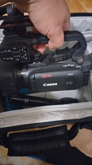 Продавам камера Canon XA11, микрофони Saramonic, фотографска чанта