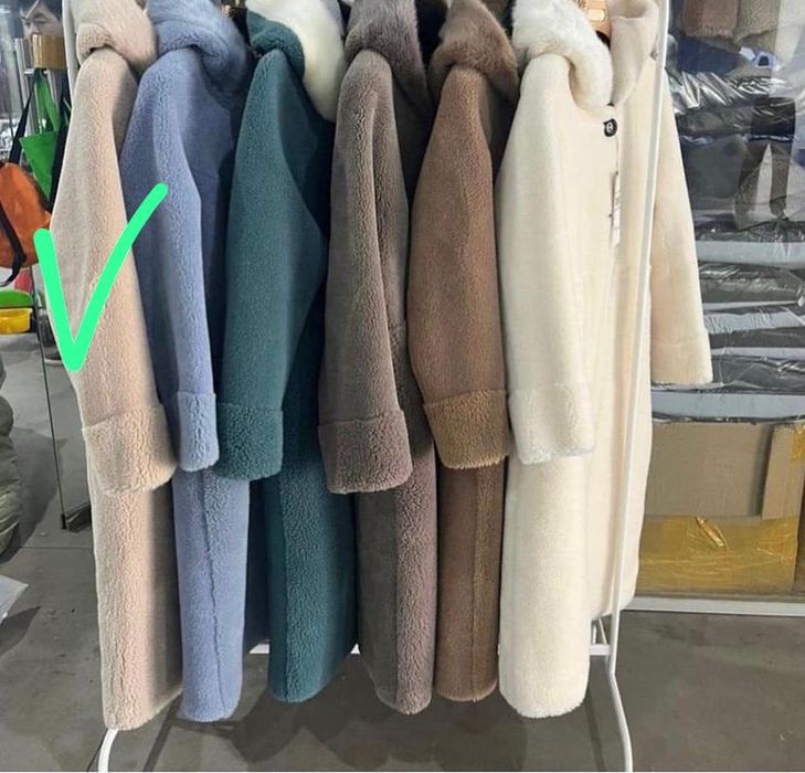 Продам пальто, овчина с капюшонам. Размер 42