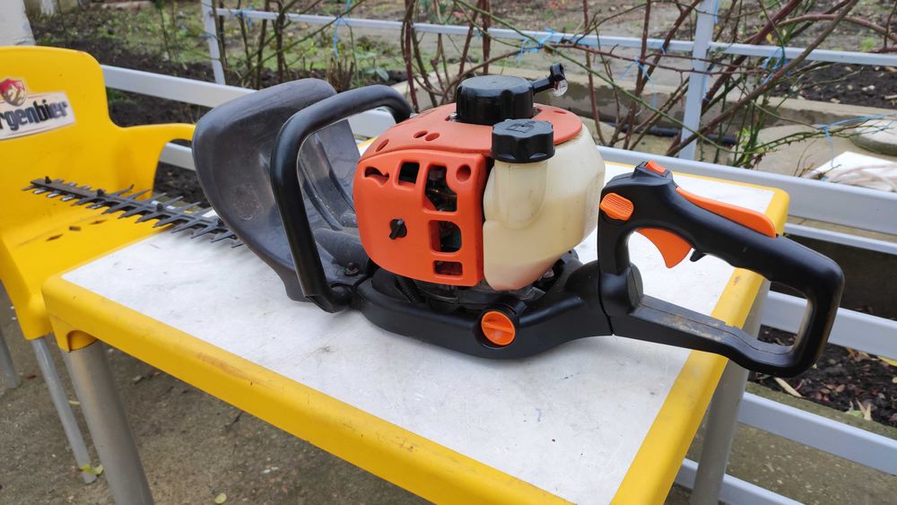 Foarfeca gard viu benzina Atika HB 60 N si Bosch AHS 55-20 LI