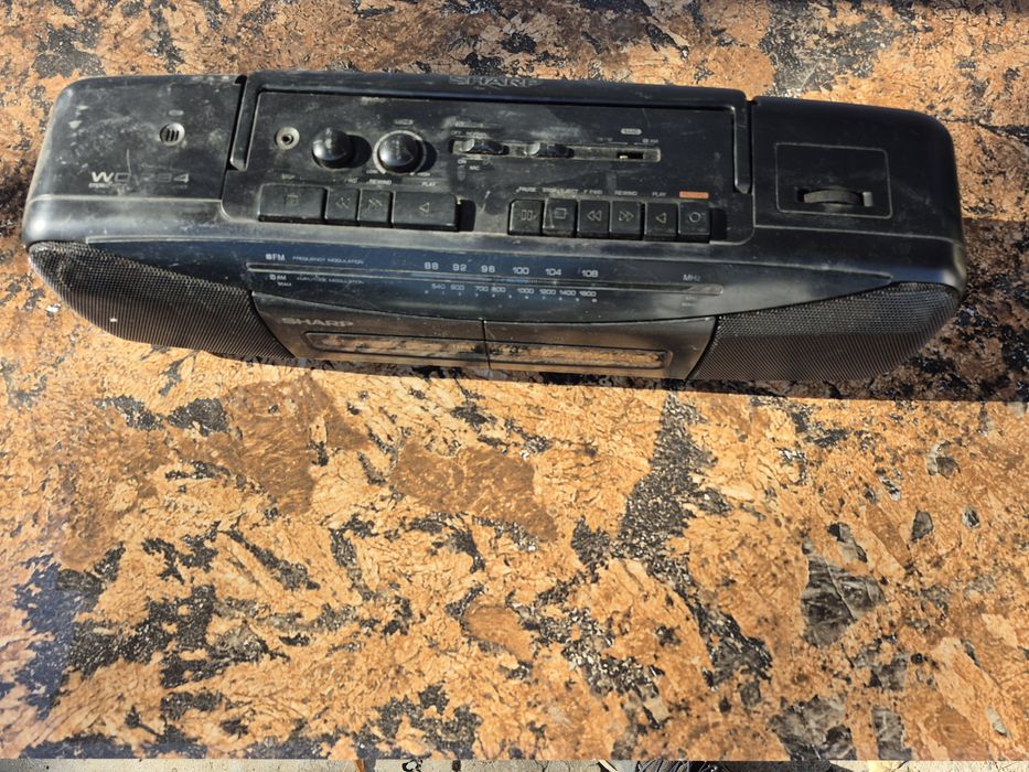 Radio Casetofon marca Sharp , model WQ-284H