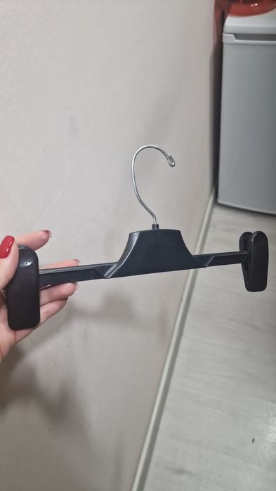 Продам вешалки пластиковые и железные