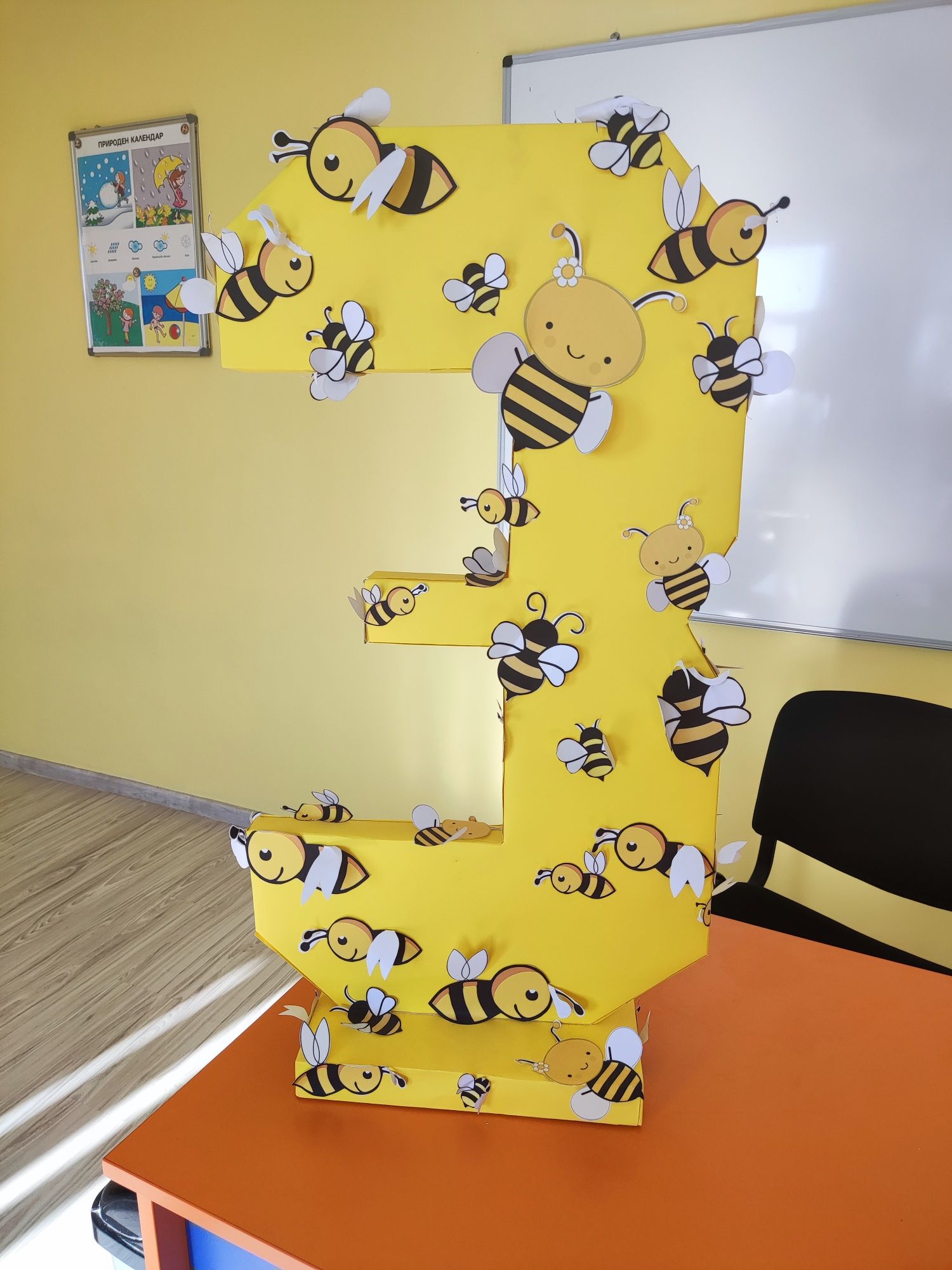Картонена цифра 3 с пчелички