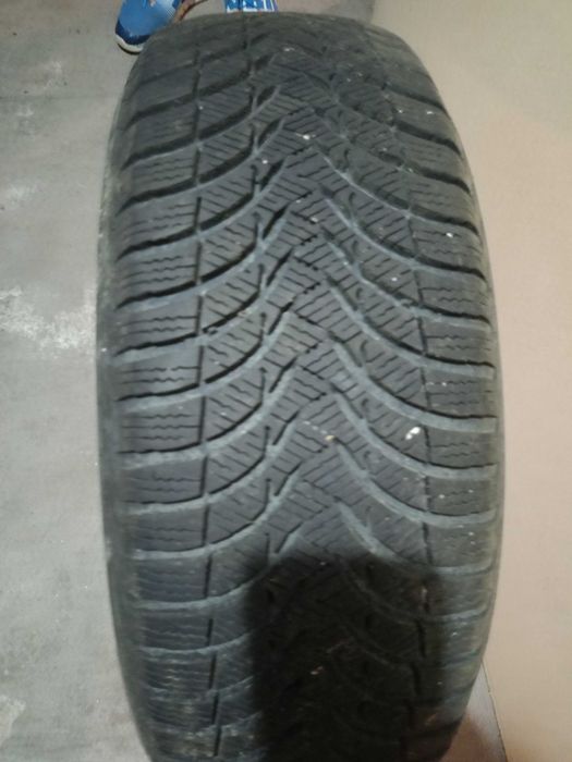 Зимна гума 1бр 215/60/16 почти чисто нова