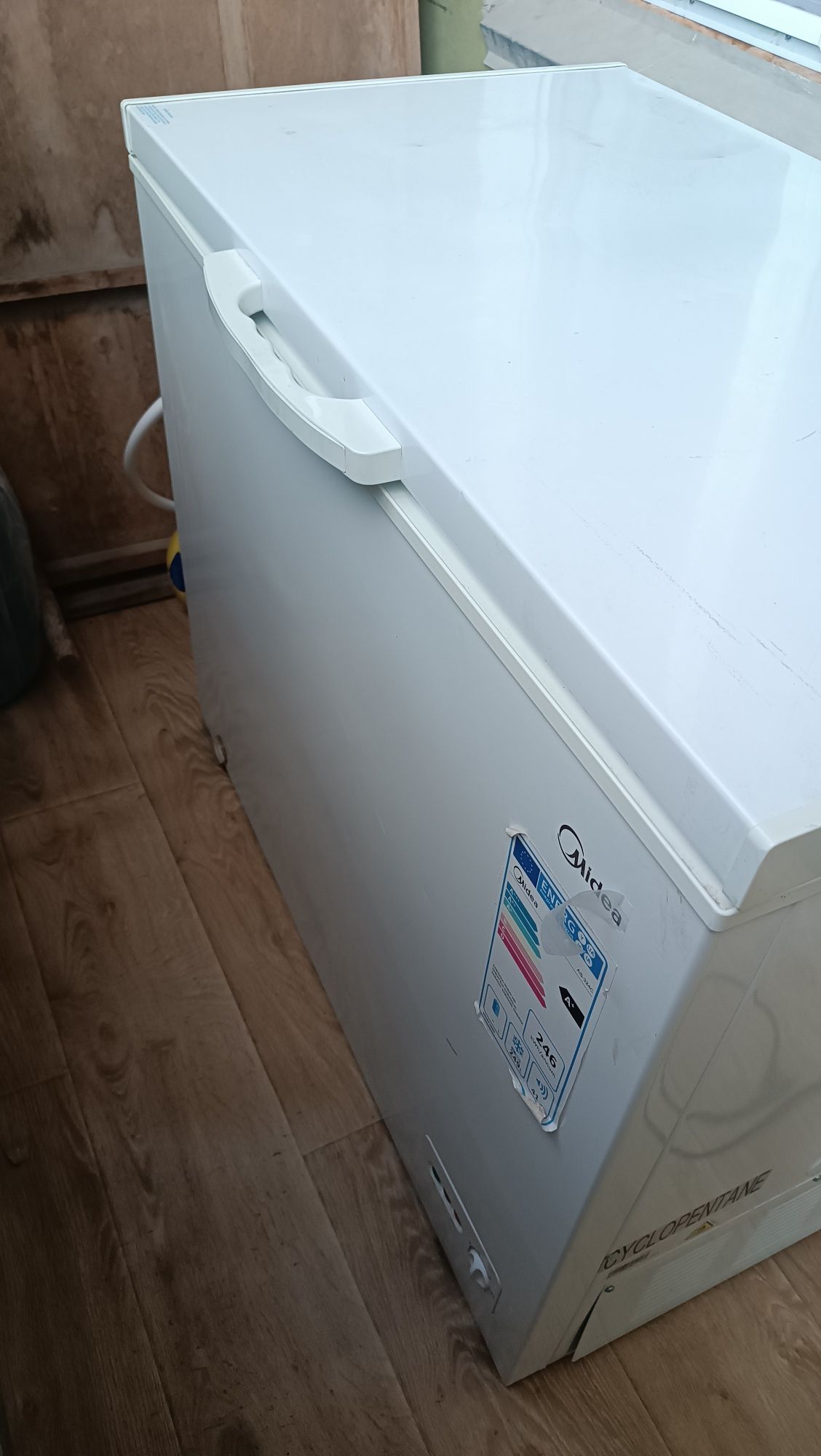 Морозильник Midea.