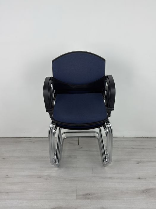 Офис столове в тъмносин цвят подходящи за конферетни зали  или срещи;