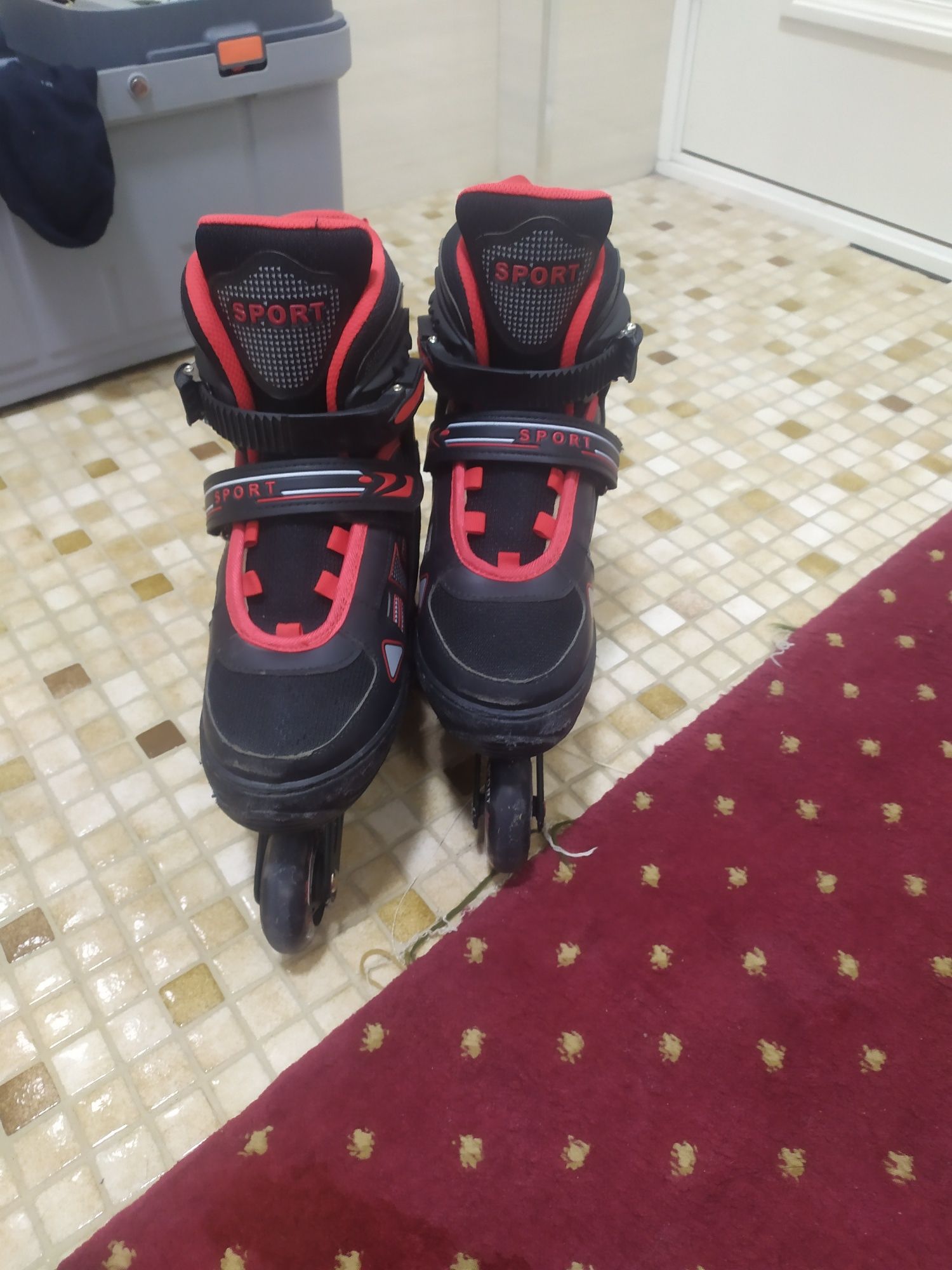 Qizil rangdagi Sport Roliklar