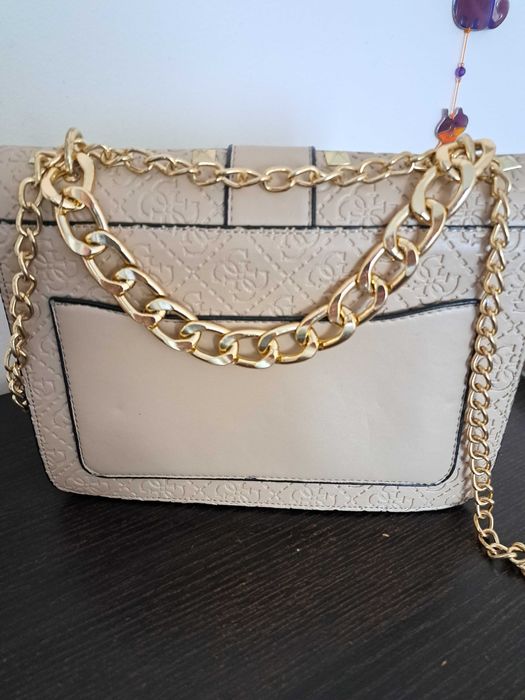 Ефектна дамска чанта GUESS със златисти метални елементи
