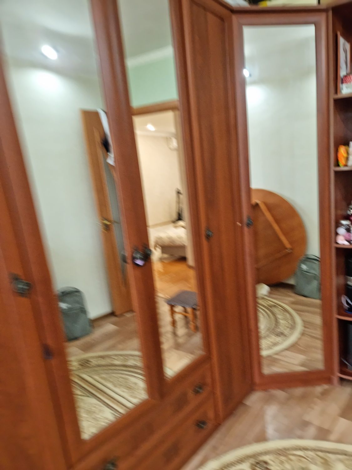 Продам шифоньер 4 дверный и угловой шкаф