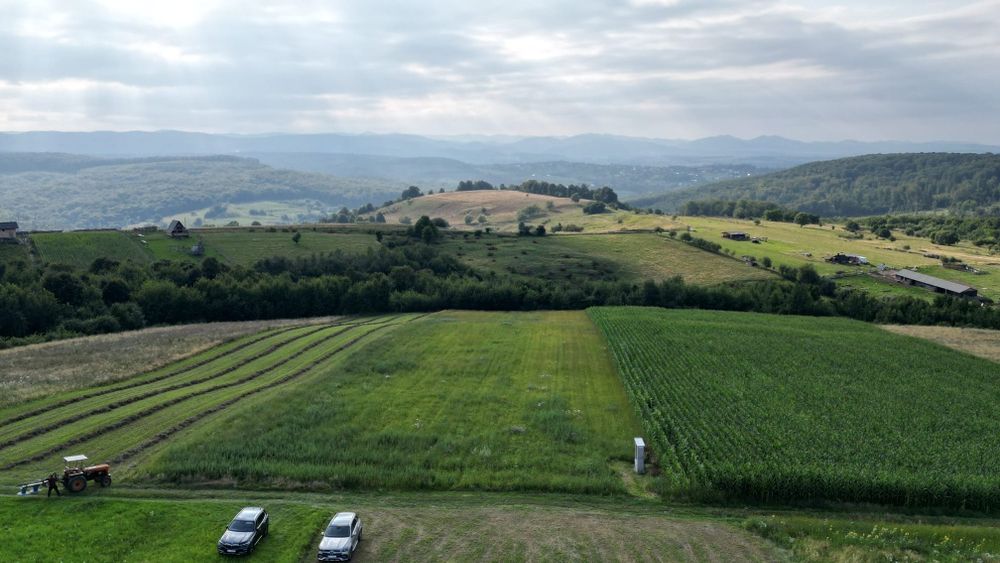 650  m2  intr o  zona  superba    ideal  pentru  cabana de vacanta!