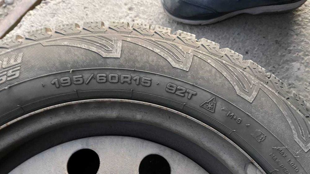 Продам зимнюю резину без дисков 195/60/R15