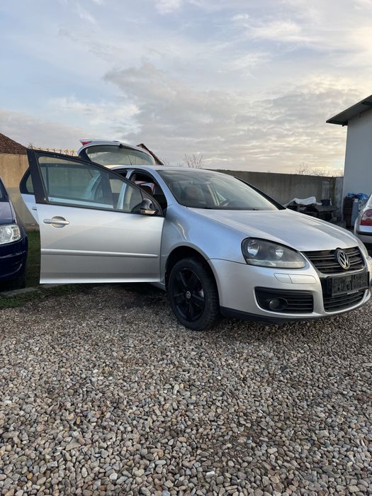 Vând Golf V 2.0TDI