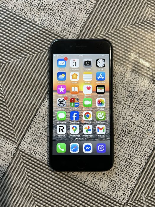 Продавам iphone 8 64GB