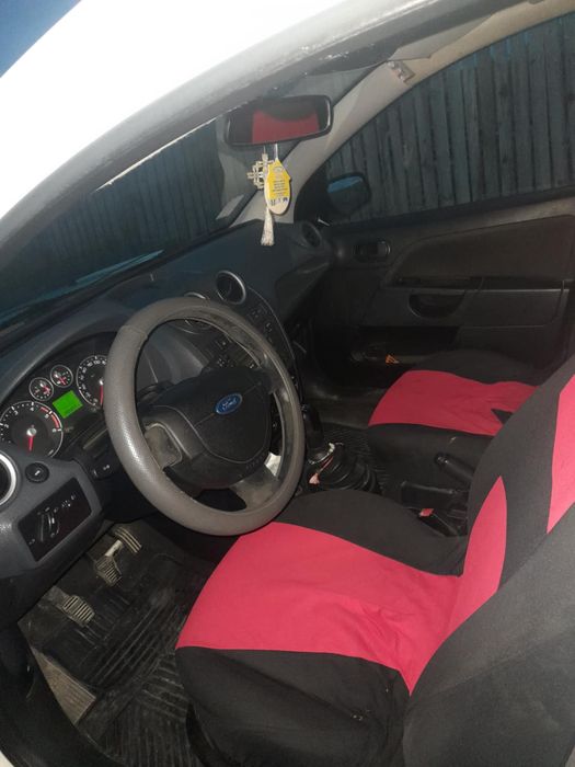 Vând ford fiesta