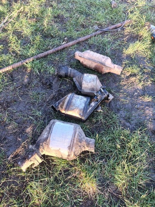 vând catalizatoare aștept oferte