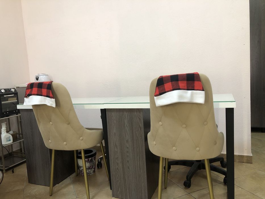 Сдам два маникюрных стола, новые.