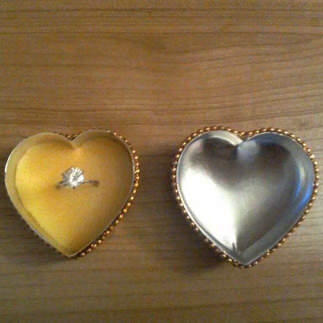 Cutiuță metalică pentru bijuterii inimioară (pentru inelul de logodnă)