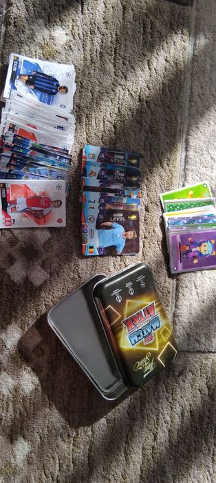 Vând cartonase de fotbaliști și sumele guys plus cutie