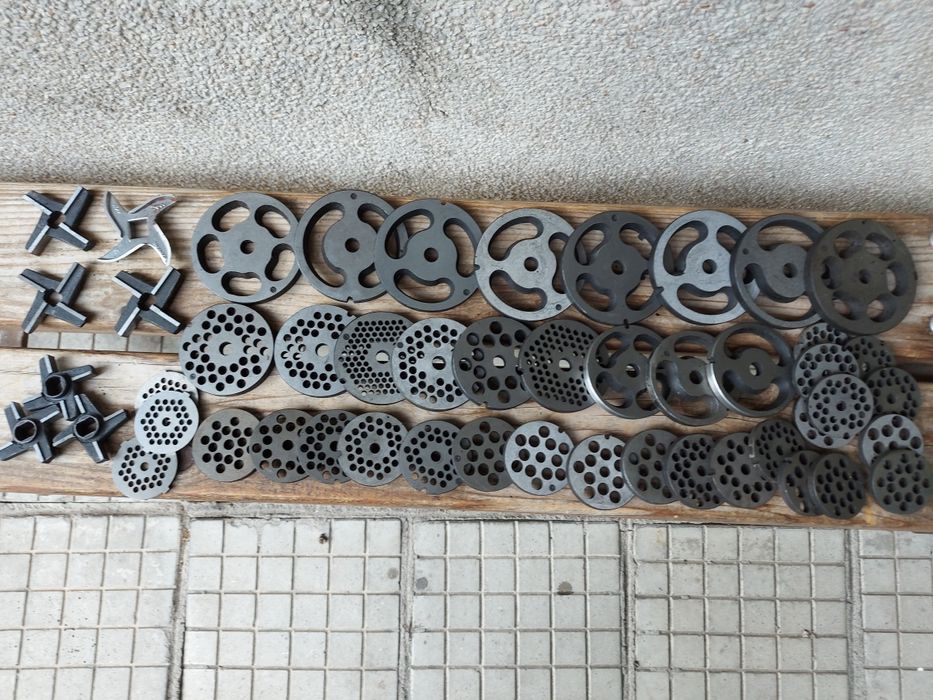 Закалени български ножове и решетки за месомелачки.