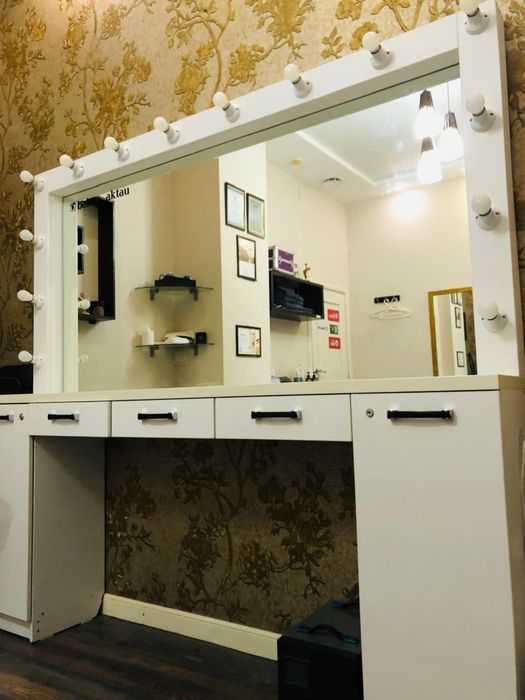 Продаеться зеркало для визажиста большой в отличном состоянии