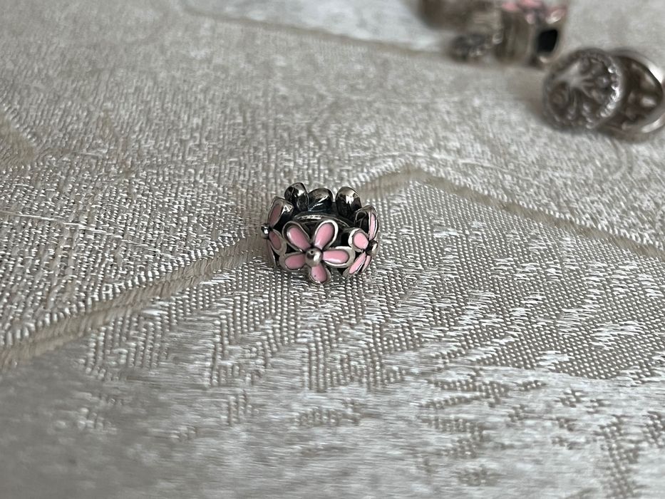 Висулка за гривна с изобразени цветя