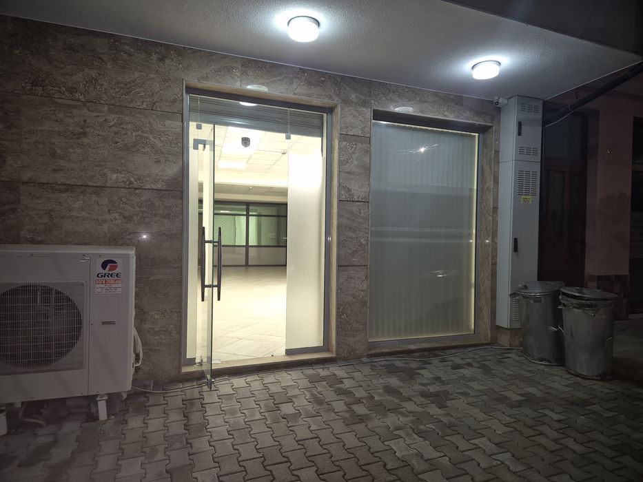 Отдава се под наем помещение в центъра на Петрич