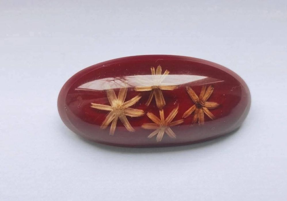 Veche brose din rasina cu flori