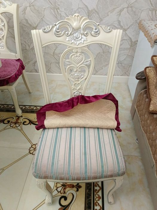 Стол со стульями