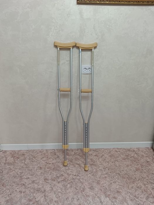 Продам костыли  в отличном состоянии , пользовались неделю,