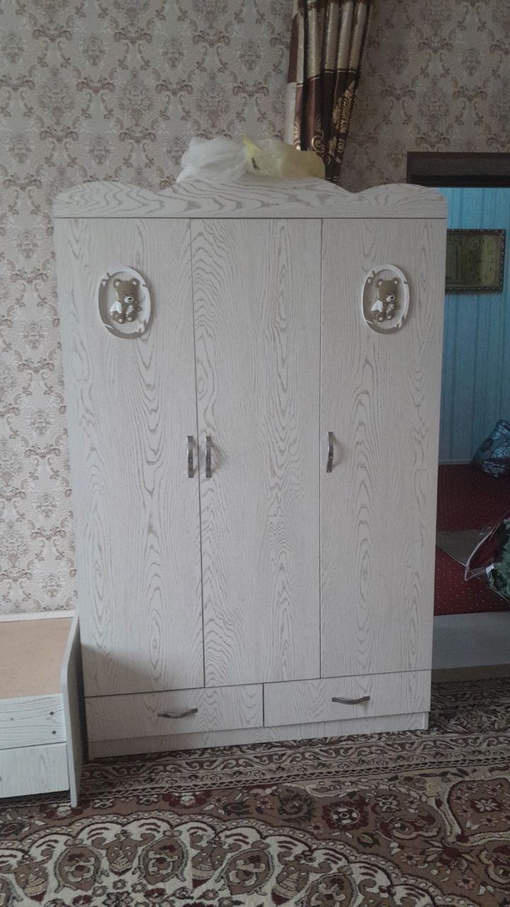 Bolalar krovati va shkafi