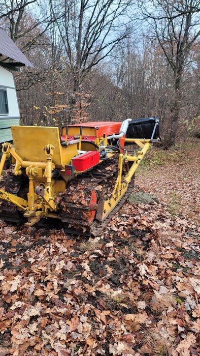 Mini buldozer ( tractor mic pe șenile cu lamă )