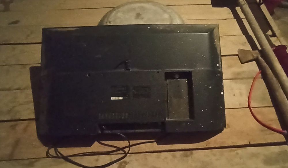 Телевизор сломана на запчасть поченить модно есть ишо ноутбук