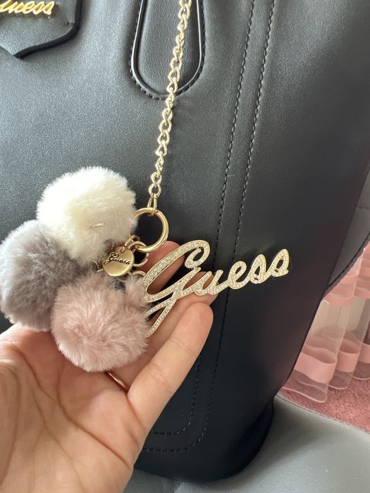 Черна кожена чанта Guess