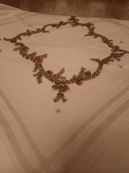 Fata de masa de sărbători cusuta manual cu conuri și ramuri de brad