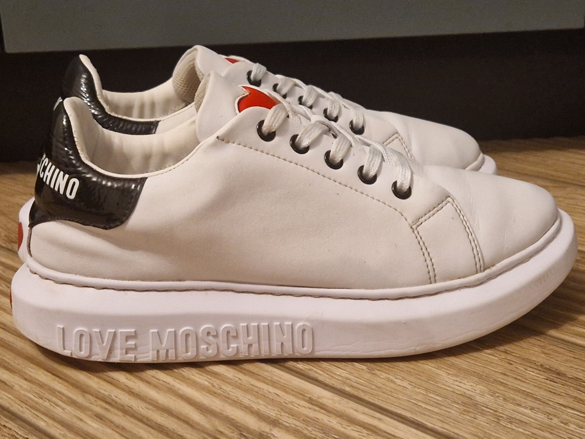 Оригинални дамски сникърси  LOVE MOSCHINO