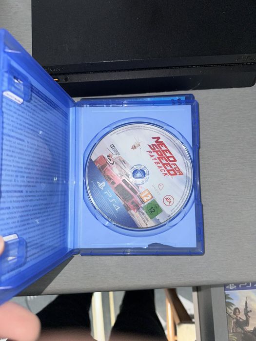 Продавам pleystation 4 slim