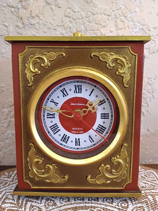 Дървен руски ретро часовник