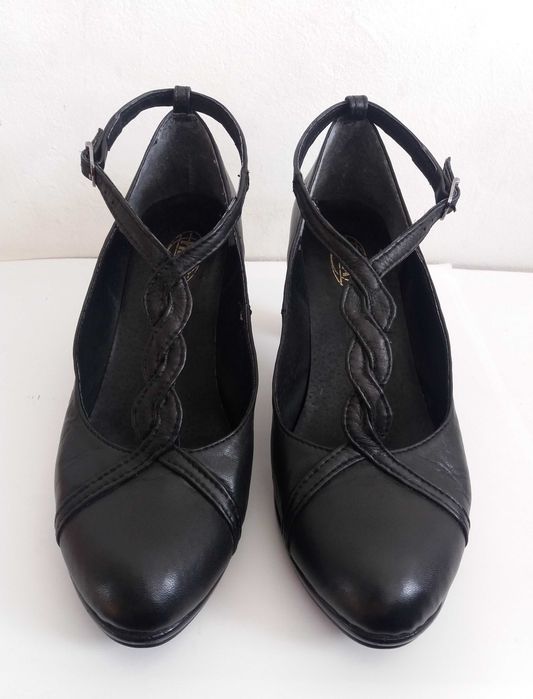 Елегантни обувки от естествена кожа с каишки