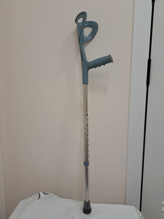 Продам трость с подлокотником , высота регулируется. Трость деревянная