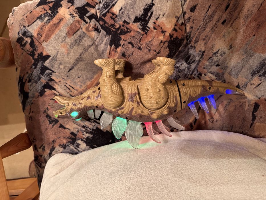 Динозавър играчка