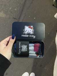Cutie de metal Hello Kitty cu mini pensule de machiaj
