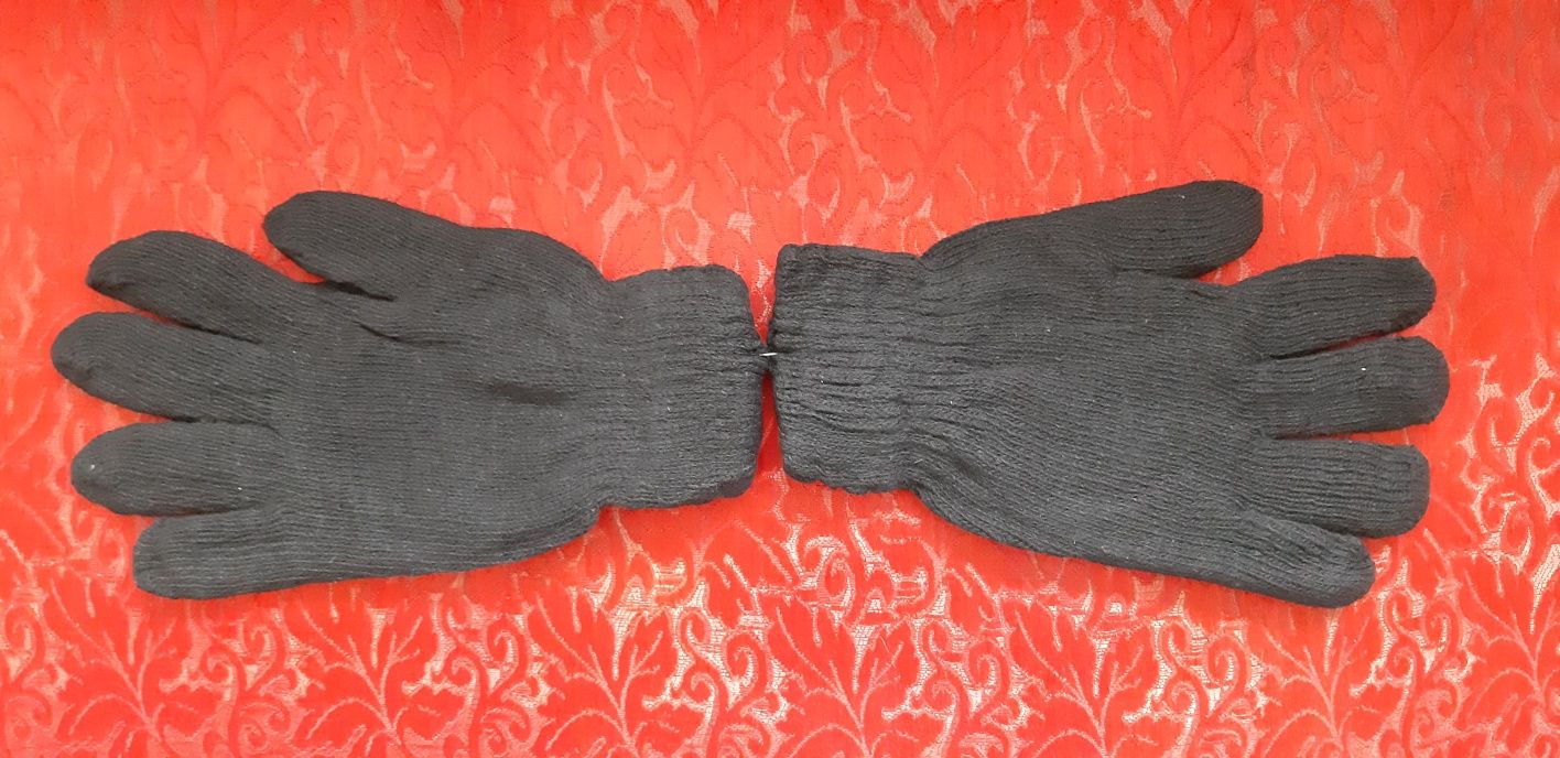 Камуфлажна шапка и четири чифта черни мъжки ръкавици