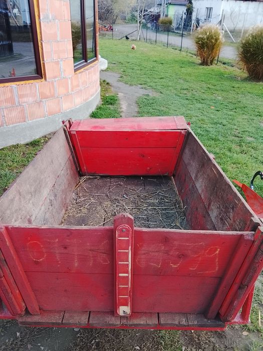 Vând remorca agricola