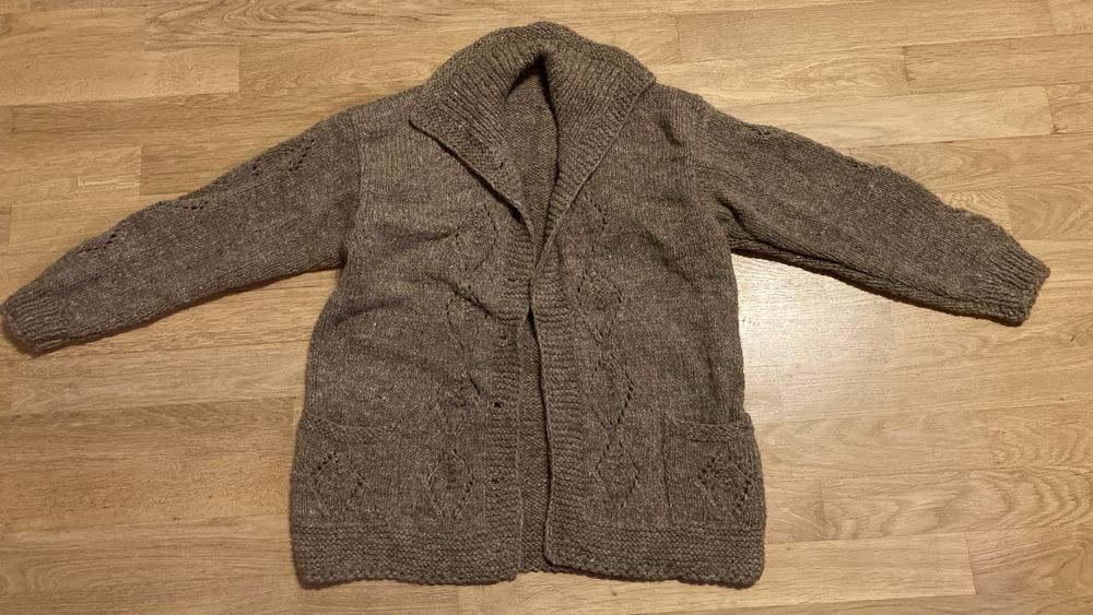 Плетена вълнена жилетка