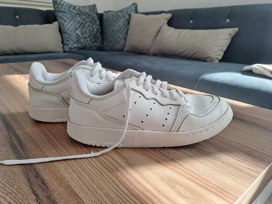 Бели детски маратонки + подарък