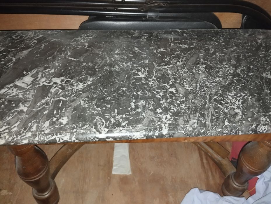 Vind oglinda cu măsuță cu blat de marmura  datata inainte de 1900